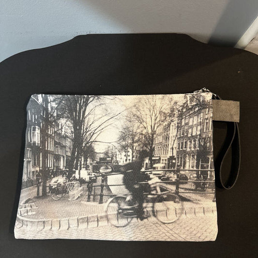 Amsterdam black and white wristlet